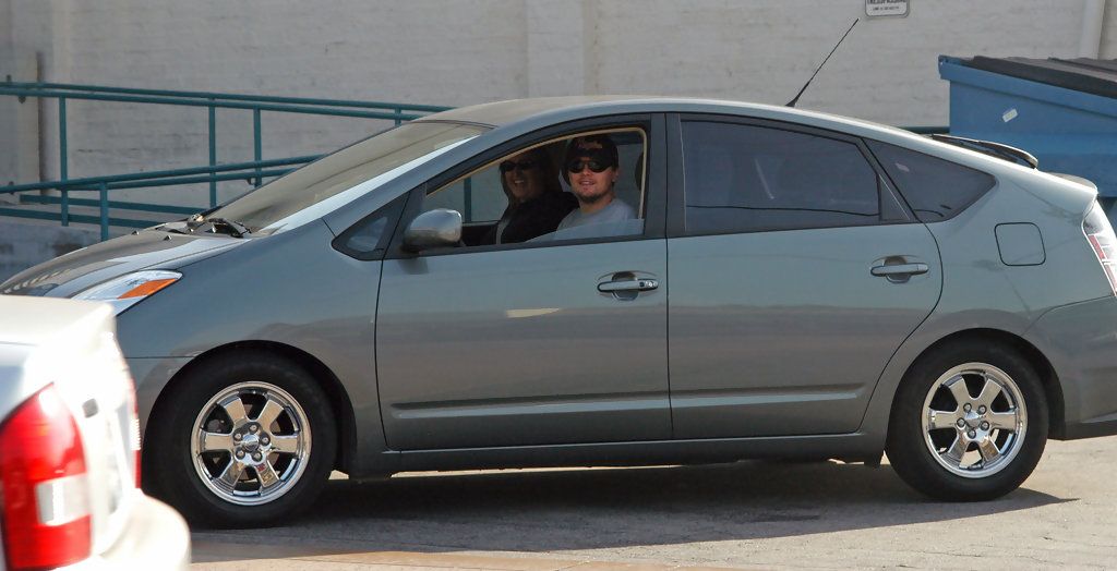 10 Multimillonarios que siguen conduciendo autos baratos en el 2023