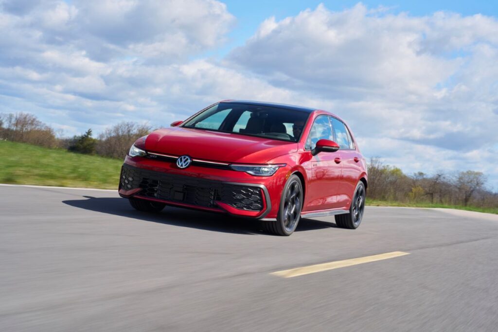 Volkswagen presentó los renovados GTI y Golf R del 2025