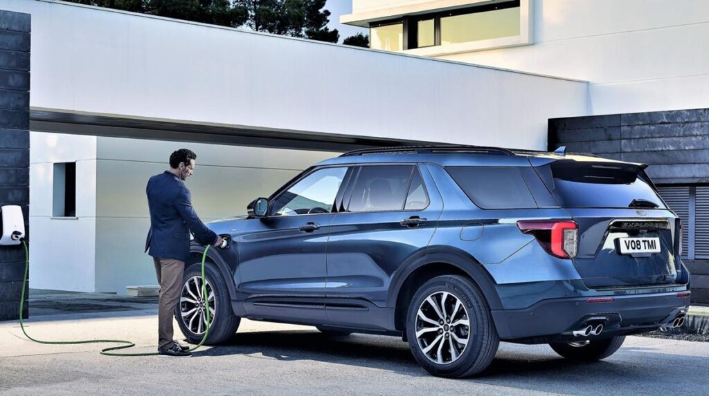 5 fabricantes de autos que están cambiando sus planes eléctricos para apostar por nuevas estrategias